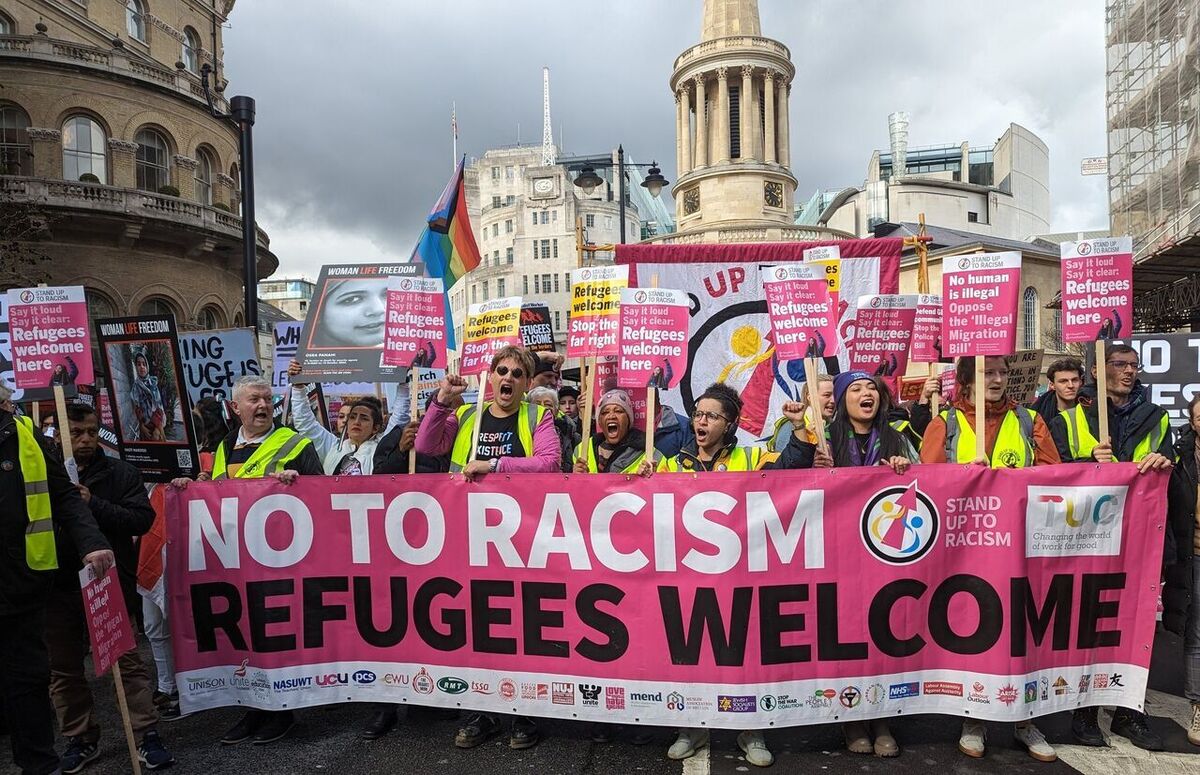 قشر‌های مختلف مردم انگلیس در تظاهراتی فریاد حمایت از پناهجویان سردادند