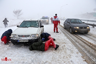 امدادرسانی هلال احمر به ۳۰۰ نفر در برف و کولاک کهگیلویه و بویراحمد