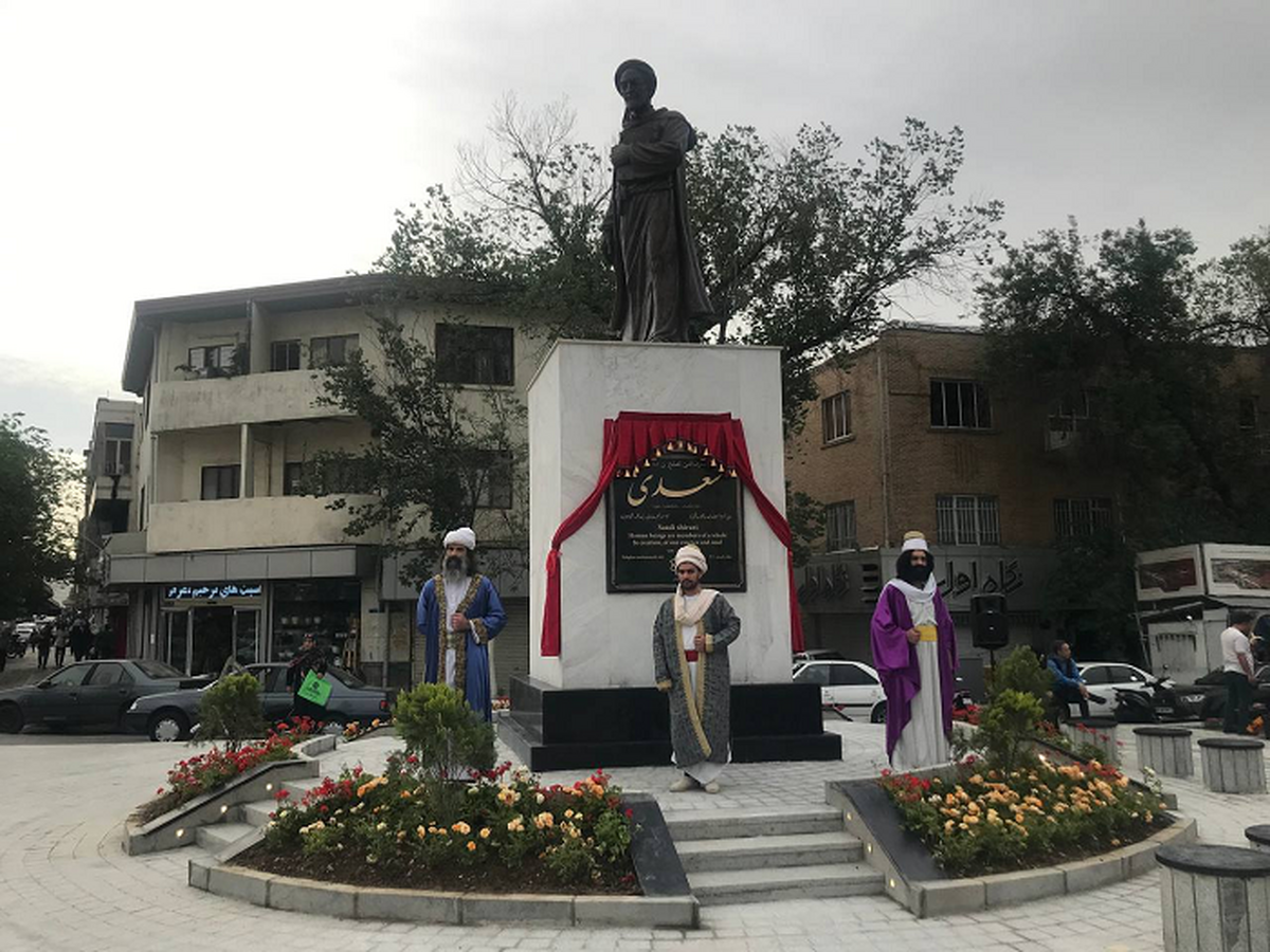 مجسمه برنزی سعدی در تهران رونمایی شد
