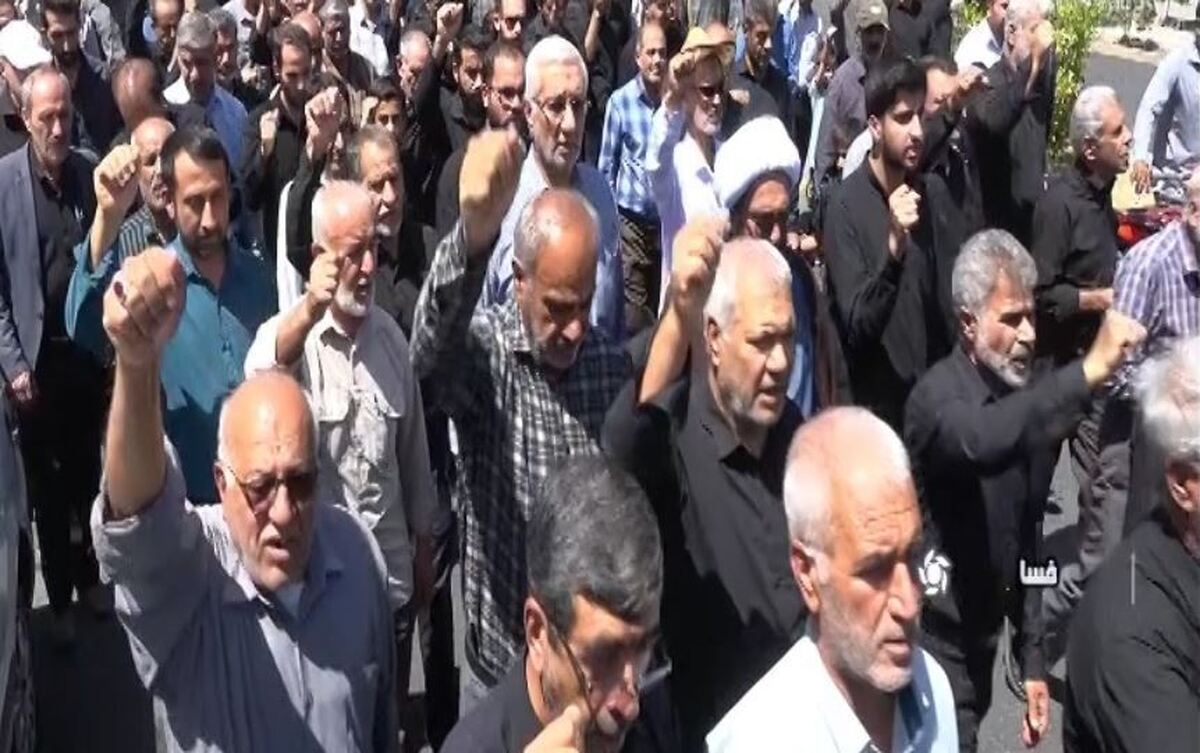 راهپیمایی و تجمع نمازگزاران در شیراز در محکومیت حادثه تروریستی شاهچراغ(ع)