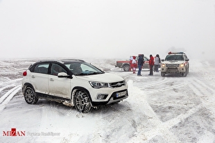 امدادرسانی هلال احمر به خودروهای گرفتار در برف و کولاک آذربایجان‌ غربی
