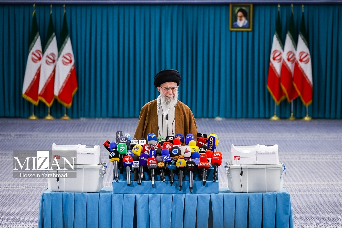 انجام فرآیند الکترونیکی رای‌گیری دور دوم انتخابات مجلس شورای اسلامی توسط رهبر انقلاب