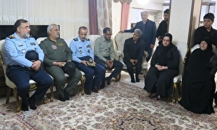 حضور امیر واحدی در منزل شهدای خلبان آشیانه جمهوری اسلامی