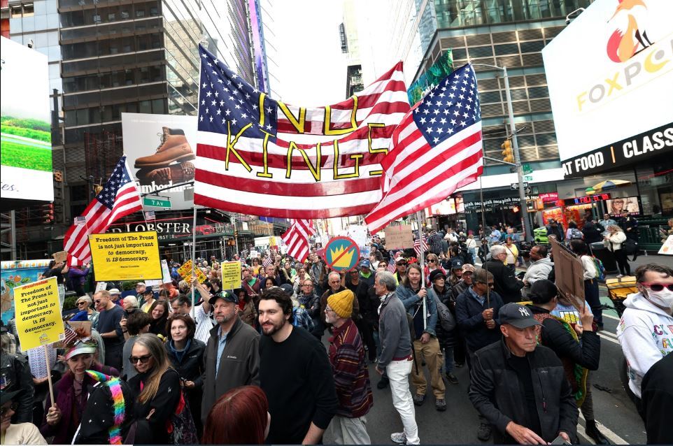 “No to the King” protests sweep across the U.S. against Trump’s policies “No to the King” protests sweep across the U.S. against Trump’s policies