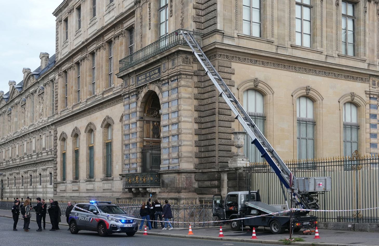 Masked thieves raid Louvre Museum in broad daylight Masked thieves raid Louvre Museum in broad daylight