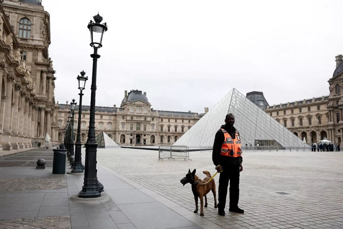 2 suspects in Louvre jewel theft caught