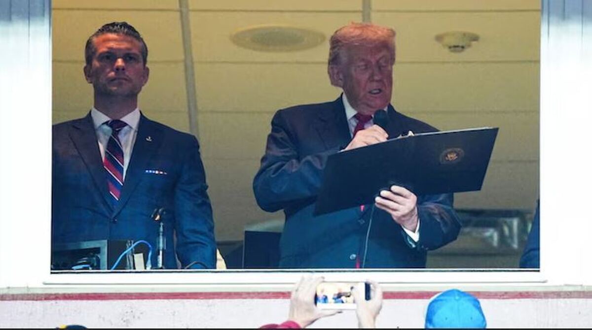 Trump faces loud boos during NFL game appearance