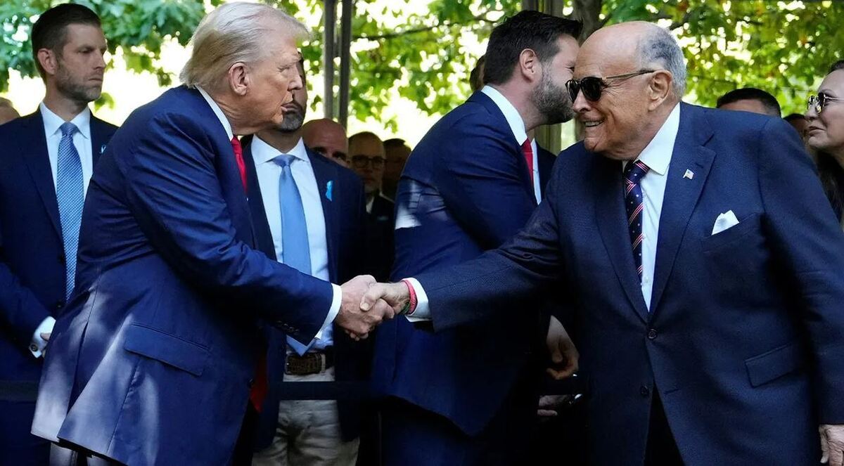 Trump pardons Rudy Giuliani and 76 of his convicted allies