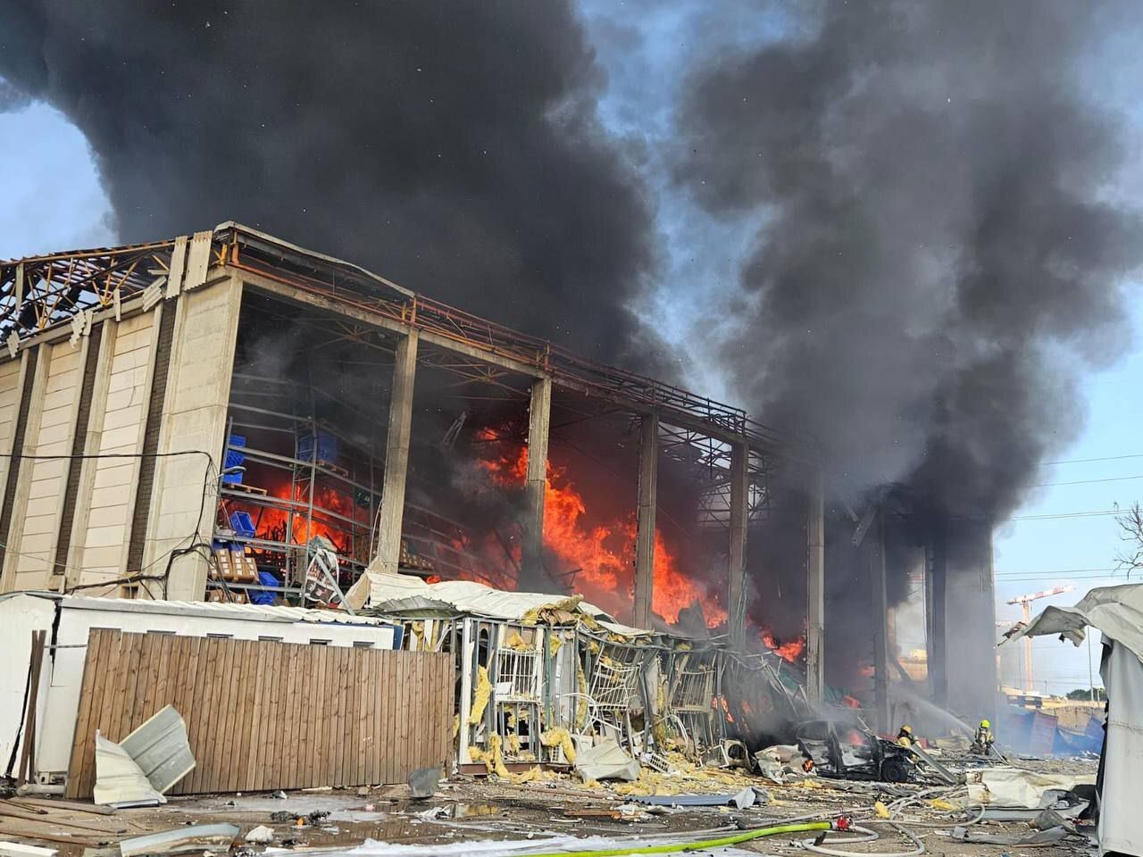 New wave of missile attacks on Occupied Territories; Tel Aviv in flames and smoke after Iranian missile strikes