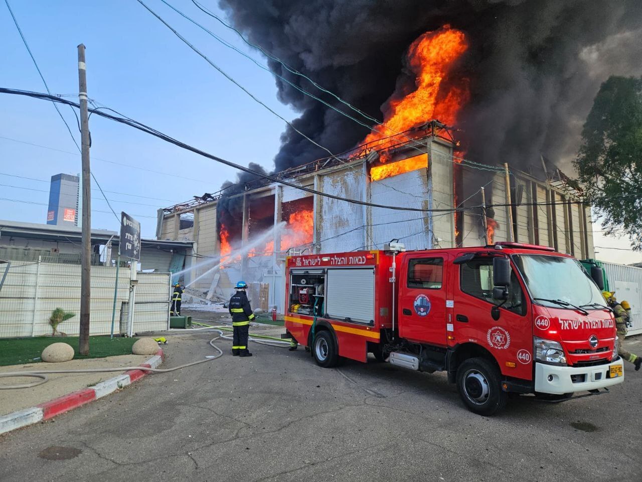 New wave of missile attacks on Occupied Territories; Tel Aviv in flames and smoke after Iranian missile strikes