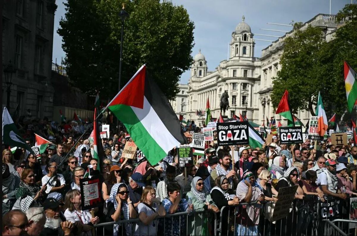 UK outcry as Israeli president prepares to land in London