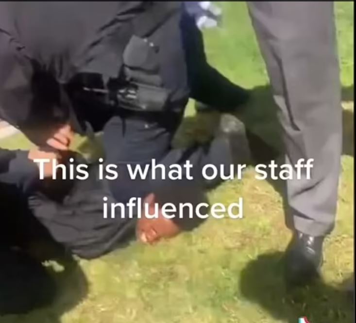 تکنیک «زانو روی گردن» پلیس آمریکا؛ این بار علیه یک دانش‌آموز