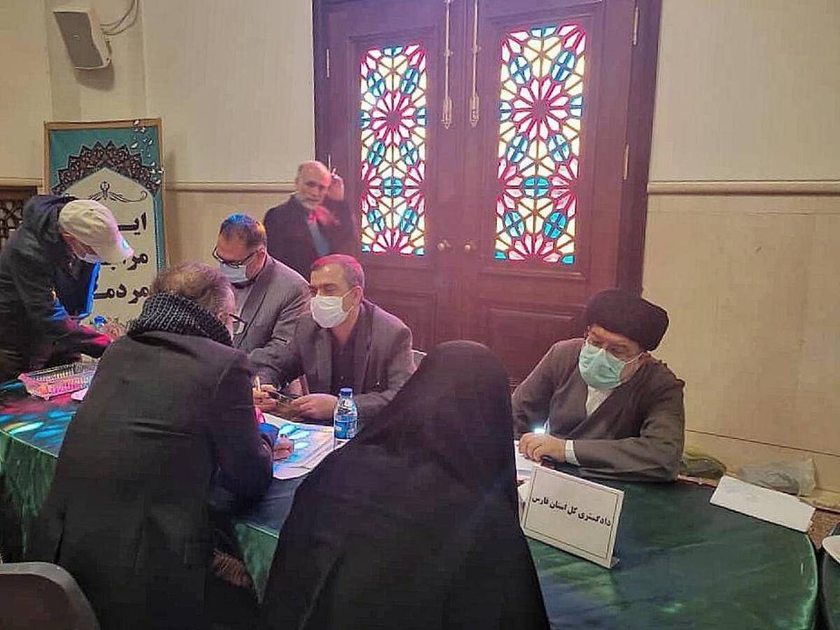 مسئوان قضایی استان فارس در حاشیه نماز جمعه شیراز، دستور رسیدگی به مشکلات ۳۵ نفر از نمازگزاران را صادر کردند