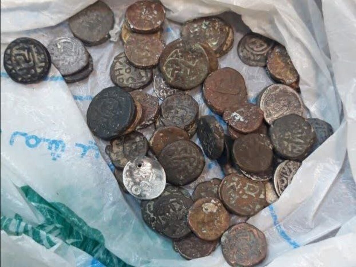کشف ۵۶ قطعه سکه تاریخی در فرودگاه بین‌المللی بندرعباس/ دو نفر دستگیر شدند