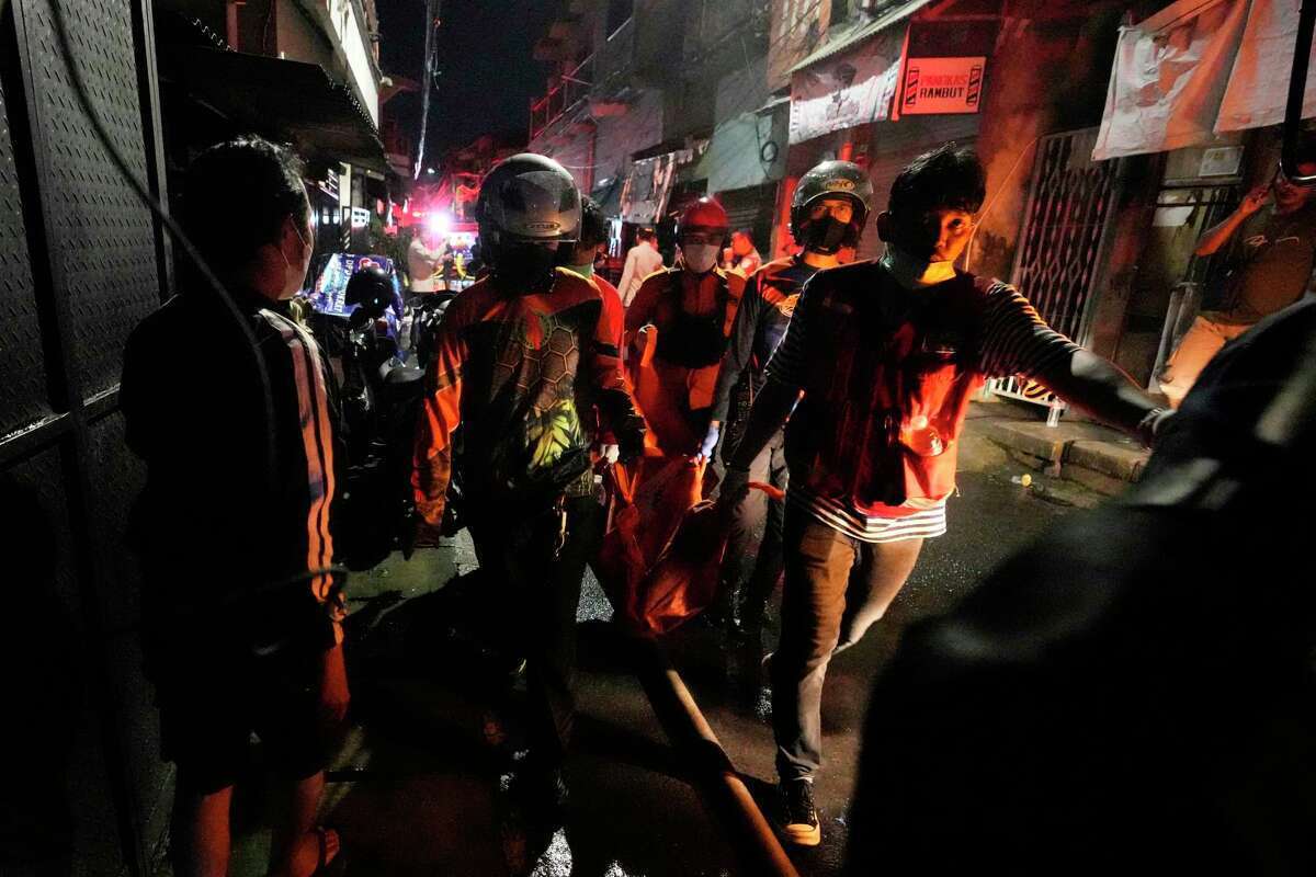 بیش از ده‌ها کشته و زخمی در پی آتش سوزی در انبار شرکت نفت اندونزی