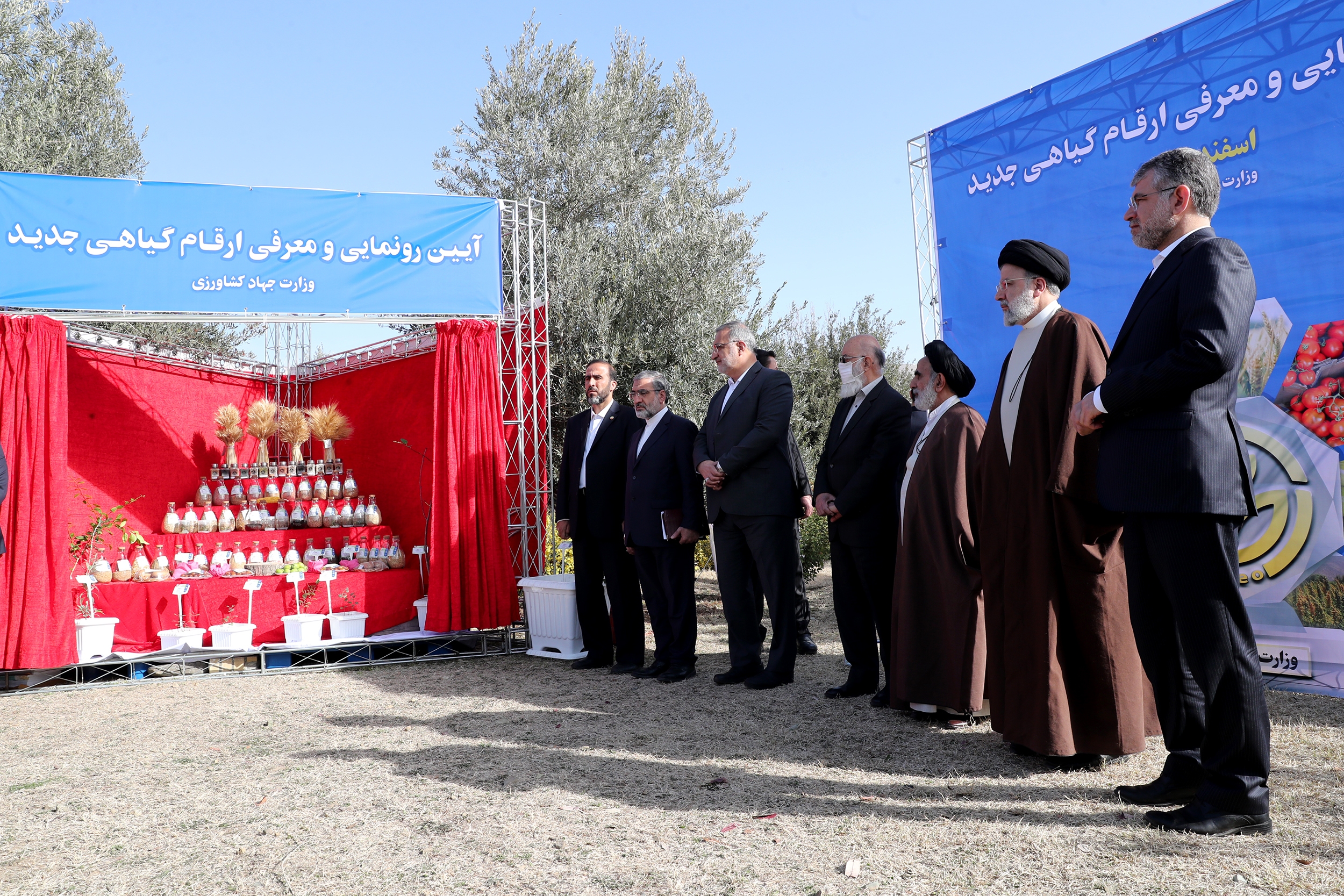 کاشت نهال توسط رئیس جمهور در روز درختکاری / رونمایی از ۱۱۵ گونه گیاهی جدید کشاورزی