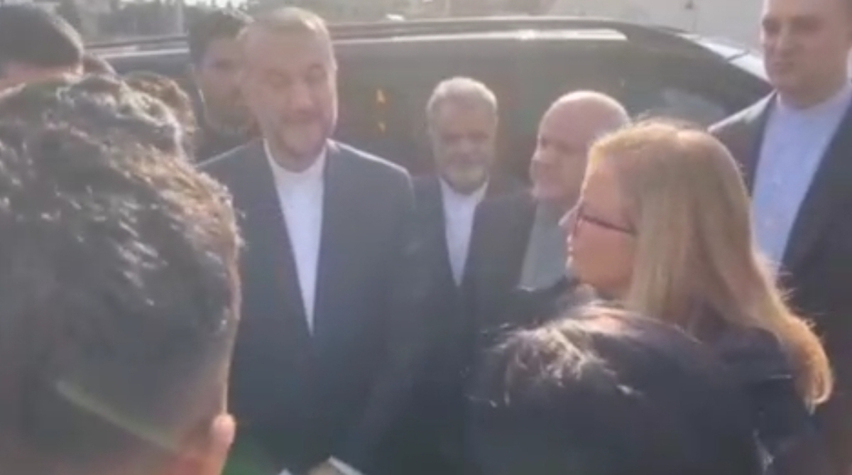 بازدید وزیر خارجه ایران از کمپ زلزله زدگان شهر آدیامان