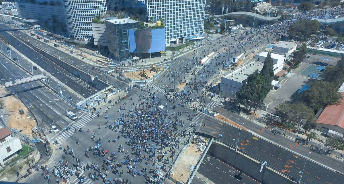 حضور هزاران معترض در خیابان‎های اراضی اشغالی/معترضان مسیر حرکت نتانیاهو را مسدود کردند