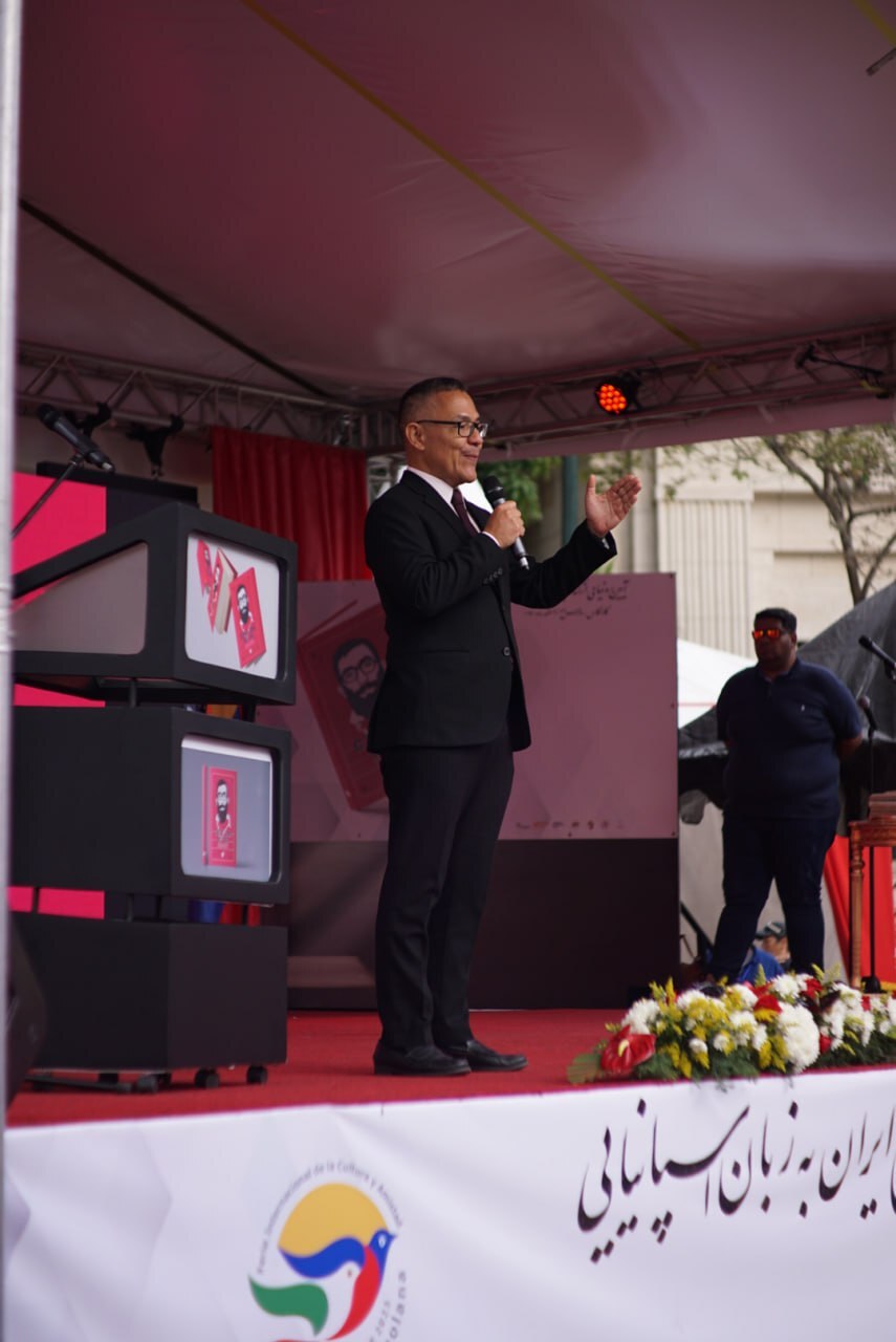 استقبال پرشور مردم کاراکاس از مراسم رونمایی از نسخه اسپانیولی کتاب «سلول شماره ‌۱۴»