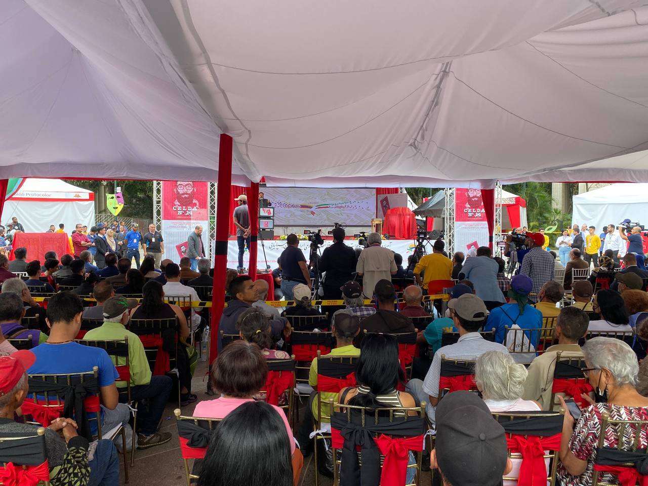 استقبال پرشور مردم کاراکاس از مراسم رونمایی از نسخه اسپانیولی کتاب «سلول شماره ‌۱۴»