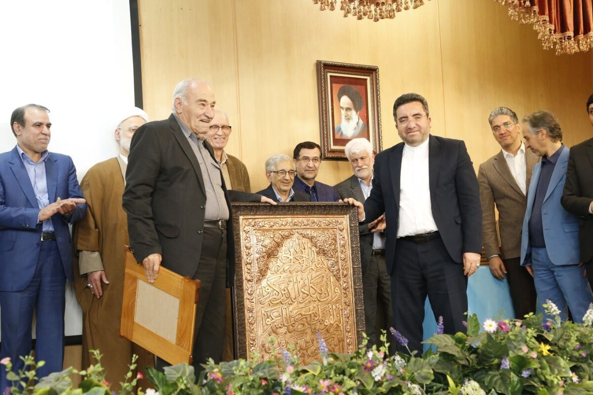 رئیس سازمان ثبت اسناد و املاک کشور: خدمات و آثار پیشکسوتان نباید در انبوه وظایف و مأموریت‌های سازمانی به فراموشی سپرده شود