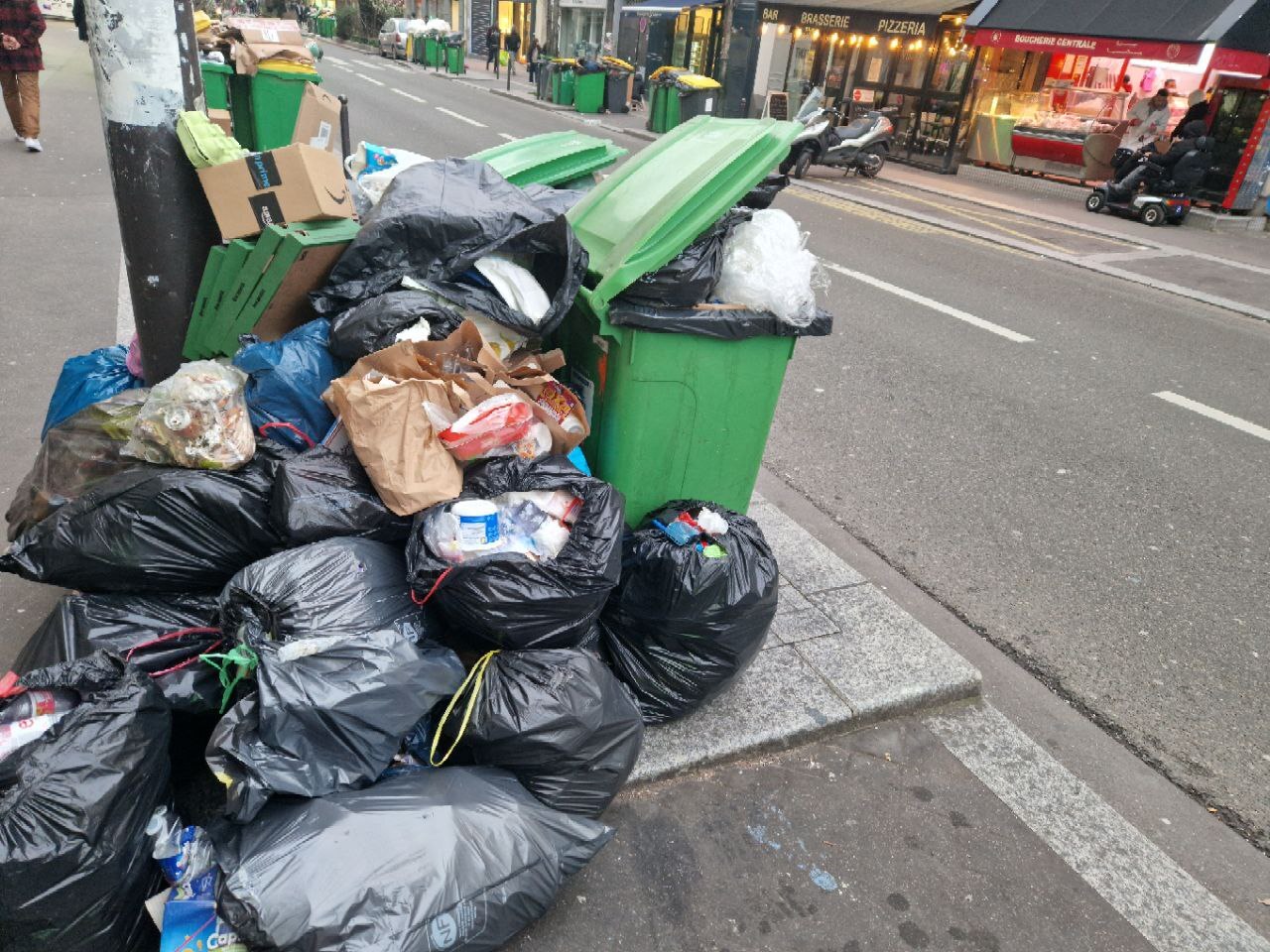 ادامه اعتصاب‌ها در فرانسه/ پاریس به محل دپوی هزاران تُن زباله تبدیل شد