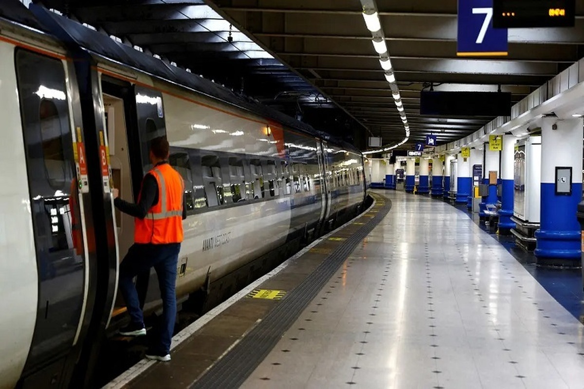 سرگردانی مسافران در پی اعتصابات کارکنان بخش راه آهن انگلیس