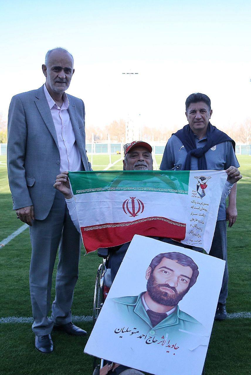 انجام آخرین تمرین تیم ملی در سال ١۴٠١/ عکس یادگاری ملی‌پوشان با «عمو موسی»