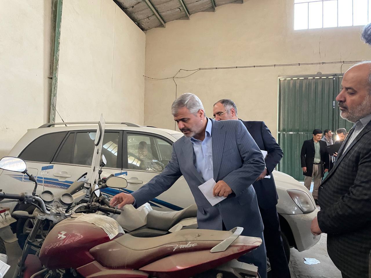 بازدید سرزده رئیس کل دادگستری استان تهران از انبار و پارکینگ شورای هماهنگی مبارزه با مواد مخدر در غرب استان/ دستور رئیس دادگستری استان تهران برای بررسی پرونده تک تک خودروهای توقیفی/ تشکیل پرونده و تعیین تکلیف وسایل نقلیهای که مربوط به اموال قاچاقچیان است بازدید سرزده رئیس کل دادگستری استان تهران از انبار و پارکینگ شورای هماهنگی مبارزه با مواد مخدر در غرب استان/ دستور رئیس دادگستری استان تهران برای بررسی پرونده تک تک خودروهای توقیفی/ تشکیل پرونده و تعیین تکلیف وسایل نقلیهای که مربوط به اموال قاچاقچیان است