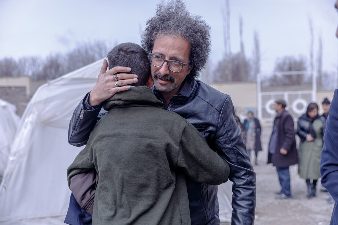 «در آغوش درخت» در جمع مردم زلزلهزده خوی اکران شد «در آغوش درخت» در جمع مردم زلزلهزده خوی اکران شد