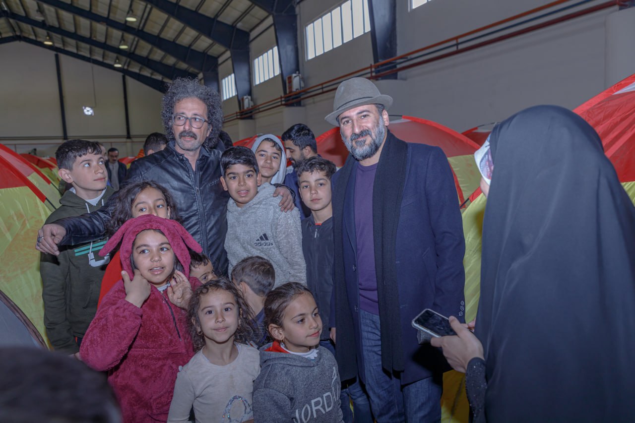 «در آغوش درخت» در جمع مردم زلزلهزده خوی اکران شد «در آغوش درخت» در جمع مردم زلزلهزده خوی اکران شد