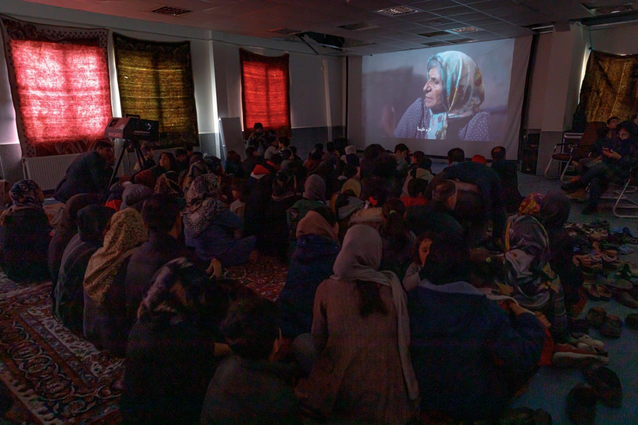 «در آغوش درخت» در جمع مردم زلزلهزده خوی اکران شد «در آغوش درخت» در جمع مردم زلزلهزده خوی اکران شد