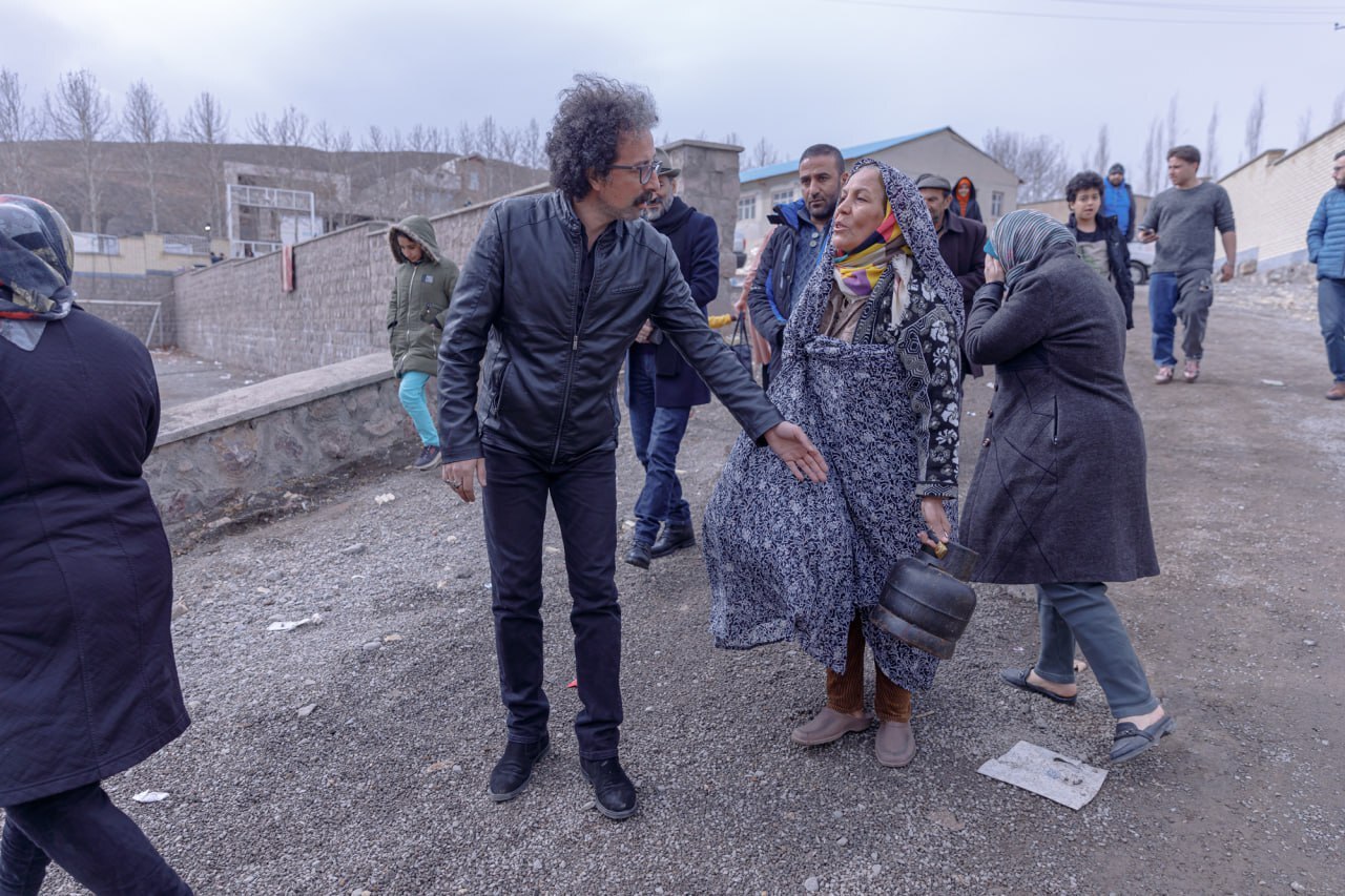«در آغوش درخت» در جمع مردم زلزلهزده خوی اکران شد «در آغوش درخت» در جمع مردم زلزلهزده خوی اکران شد