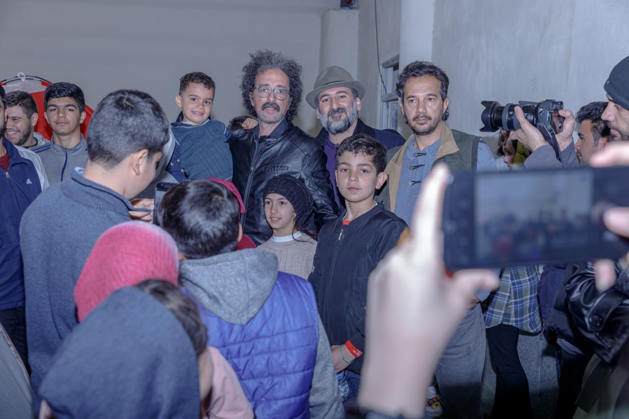 «در آغوش درخت» در جمع مردم زلزلهزده خوی اکران شد «در آغوش درخت» در جمع مردم زلزلهزده خوی اکران شد