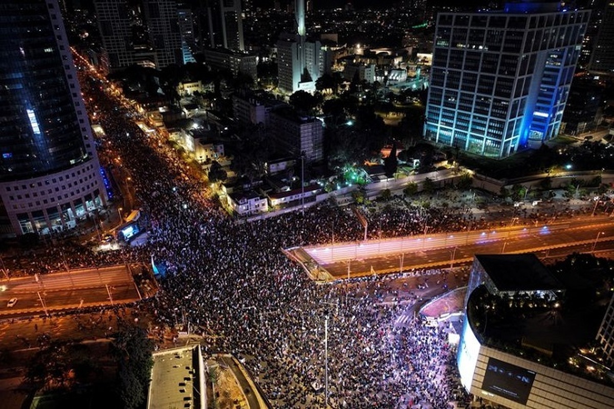 تظاهرات ۱۰۰ هزار نفری علیه کابینه نتانیاهو/ ۲۱ معترض بازداشت شدند