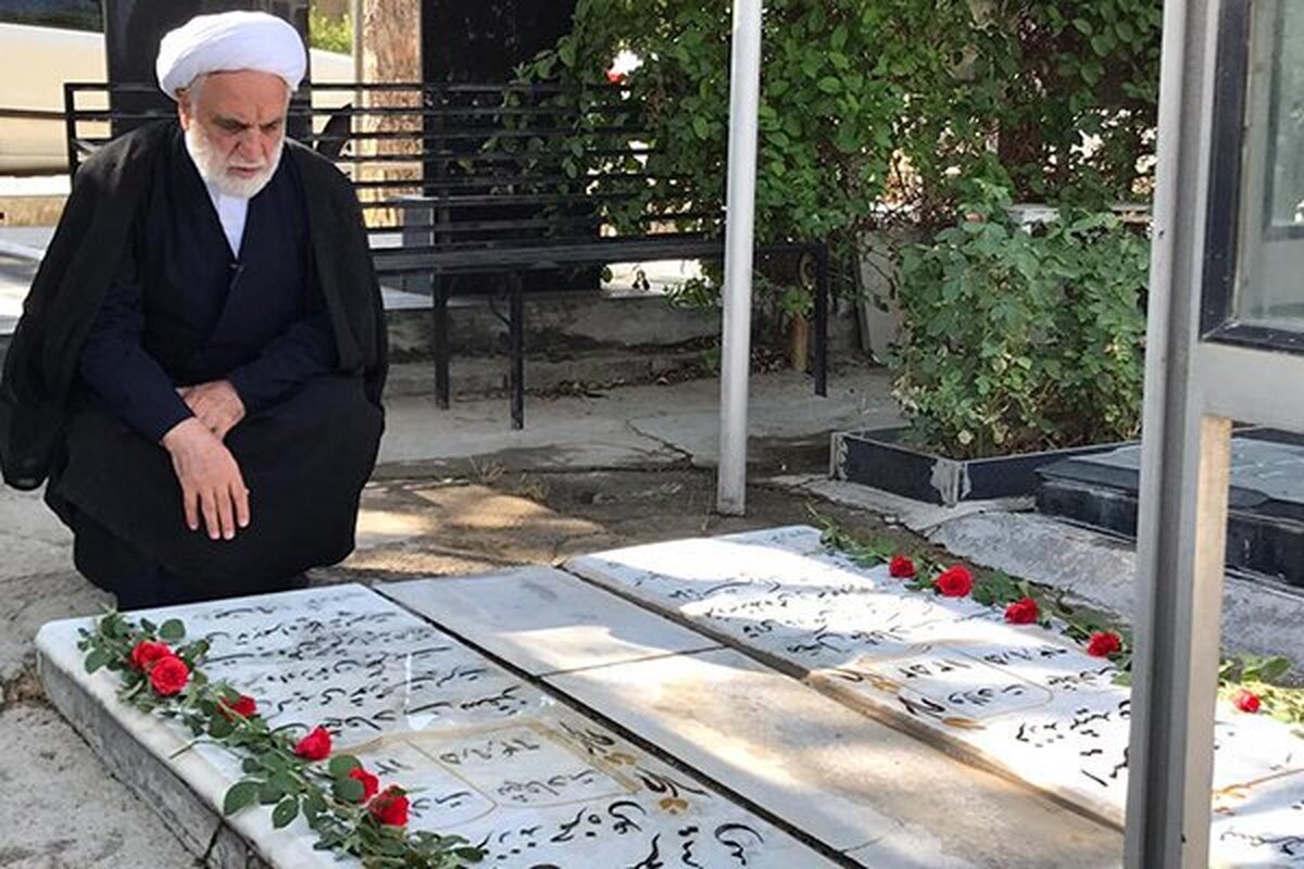 ادای احترام رئیس قوه قضاییه به مقام شامخ شهید گمنام خاکسپاری‌شده در استانداری استان مرکزی 