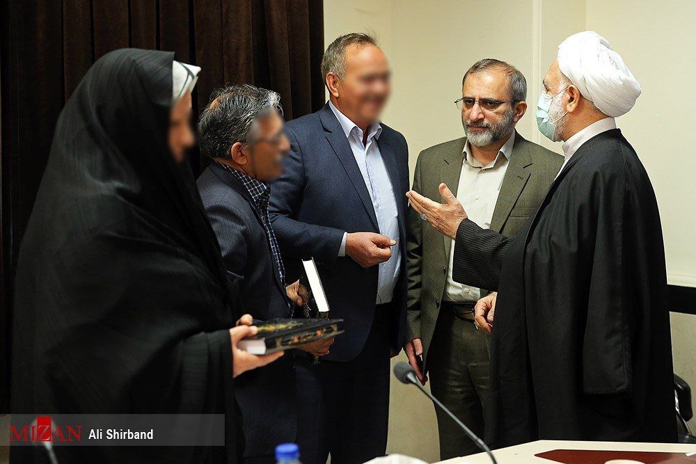 آیین مصالحه و گذشت اولیاء دم از قصاص قاتل، با وساطت حجتالاسلام والمسلمین محسنی اژهای برگزار شد/ قوه قضاییه مصمم به حمایت همهجانبه از فعالان اقتصادی و فعالیتهای سالم اقتصادی است/مبارزه همهجانبه و بدون تبعیض با همه مظاهر فساد در دستور کار قرار دارد/ تاکید مجدد رئیس عدلیه بر پرهیز از تجملات و تشریفات در سفرهای استانی آیین مصالحه و گذشت اولیاء دم از قصاص قاتل، با وساطت حجتالاسلام والمسلمین محسنی اژهای برگزار شد/ قوه قضاییه مصمم به حمایت همهجانبه از فعالان اقتصادی و فعالیتهای سالم اقتصادی است/مبارزه همهجانبه و بدون تبعیض با همه مظاهر فساد در دستور کار قرار دارد/ تاکید مجدد رئیس عدلیه بر پرهیز از تجملات و تشریفات در سفرهای استانی