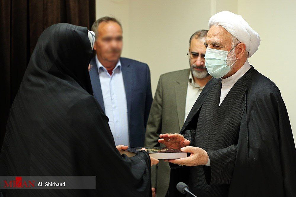 آیین مصالحه و گذشت اولیاء دم از قصاص قاتل، با وساطت حجتالاسلام والمسلمین محسنی اژهای برگزار شد/ قوه قضاییه مصمم به حمایت همهجانبه از فعالان اقتصادی و فعالیتهای سالم اقتصادی است/مبارزه همهجانبه و بدون تبعیض با همه مظاهر فساد در دستور کار قرار دارد/ تاکید مجدد رئیس عدلیه بر پرهیز از تجملات و تشریفات در سفرهای استانی آیین مصالحه و گذشت اولیاء دم از قصاص قاتل، با وساطت حجتالاسلام والمسلمین محسنی اژهای برگزار شد/ قوه قضاییه مصمم به حمایت همهجانبه از فعالان اقتصادی و فعالیتهای سالم اقتصادی است/مبارزه همهجانبه و بدون تبعیض با همه مظاهر فساد در دستور کار قرار دارد/ تاکید مجدد رئیس عدلیه بر پرهیز از تجملات و تشریفات در سفرهای استانی