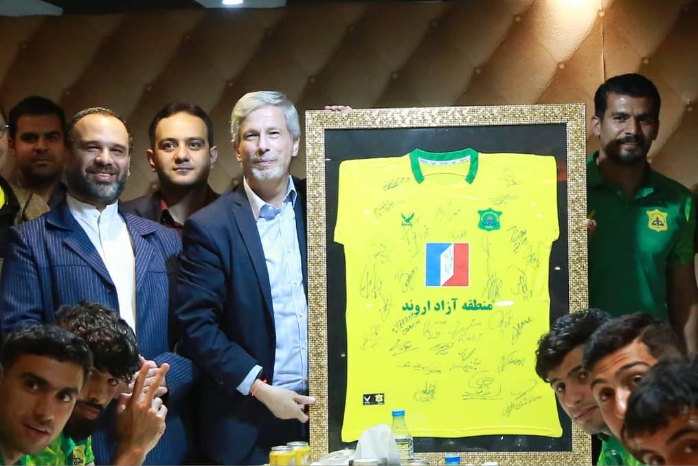 حضور سفیر برزیل در اردوی آبادانیها پس از بازی با تراکتور حضور سفیر برزیل در اردوی آبادانیها پس از بازی با تراکتور