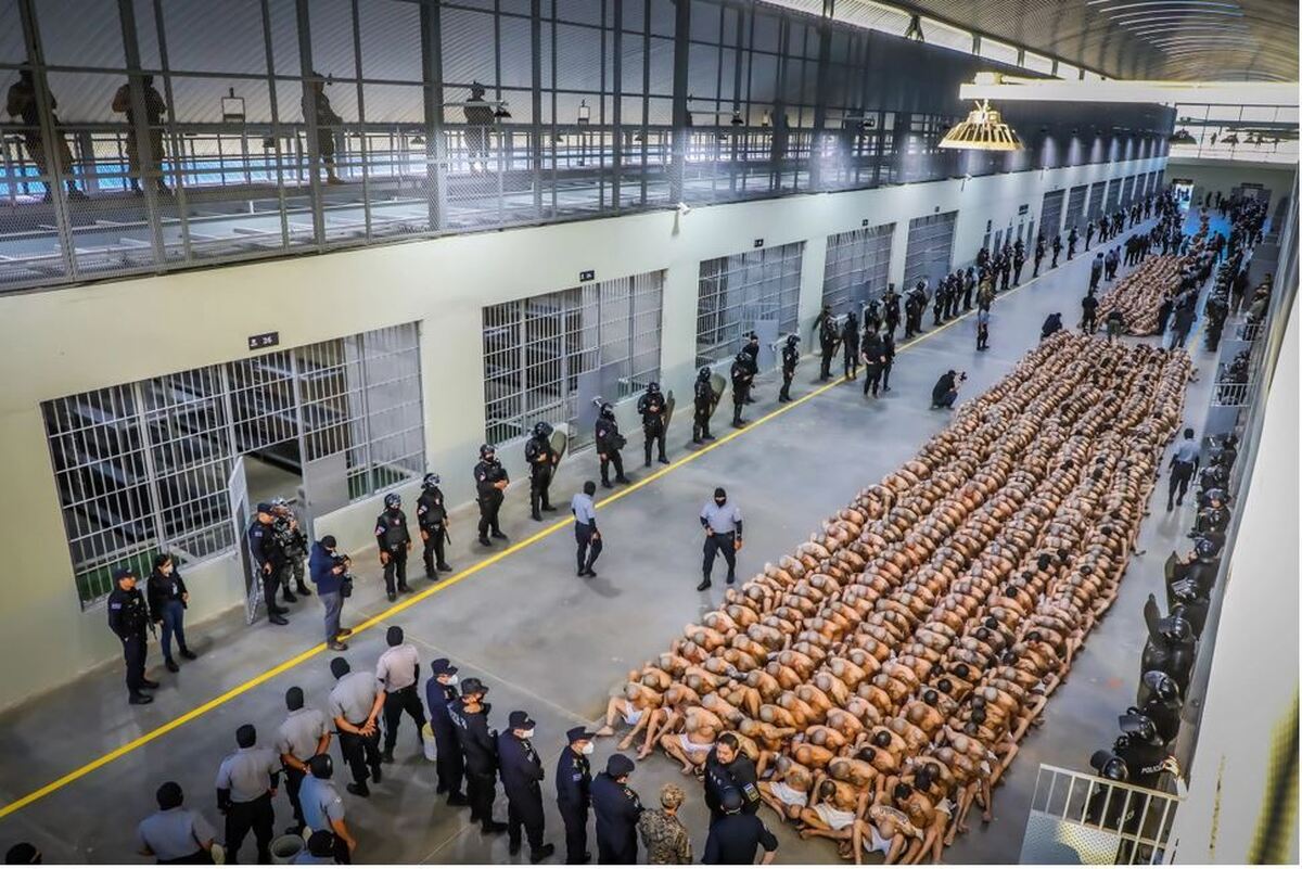 درباره انتقال زندانیان به «مگا زندان» السالوادور چه می‎دانیم؟