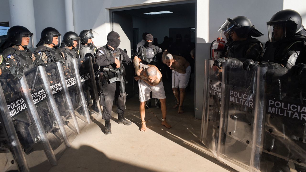 انتقال اولین گروه از زندانیان به «مگا زندان» السالوادور