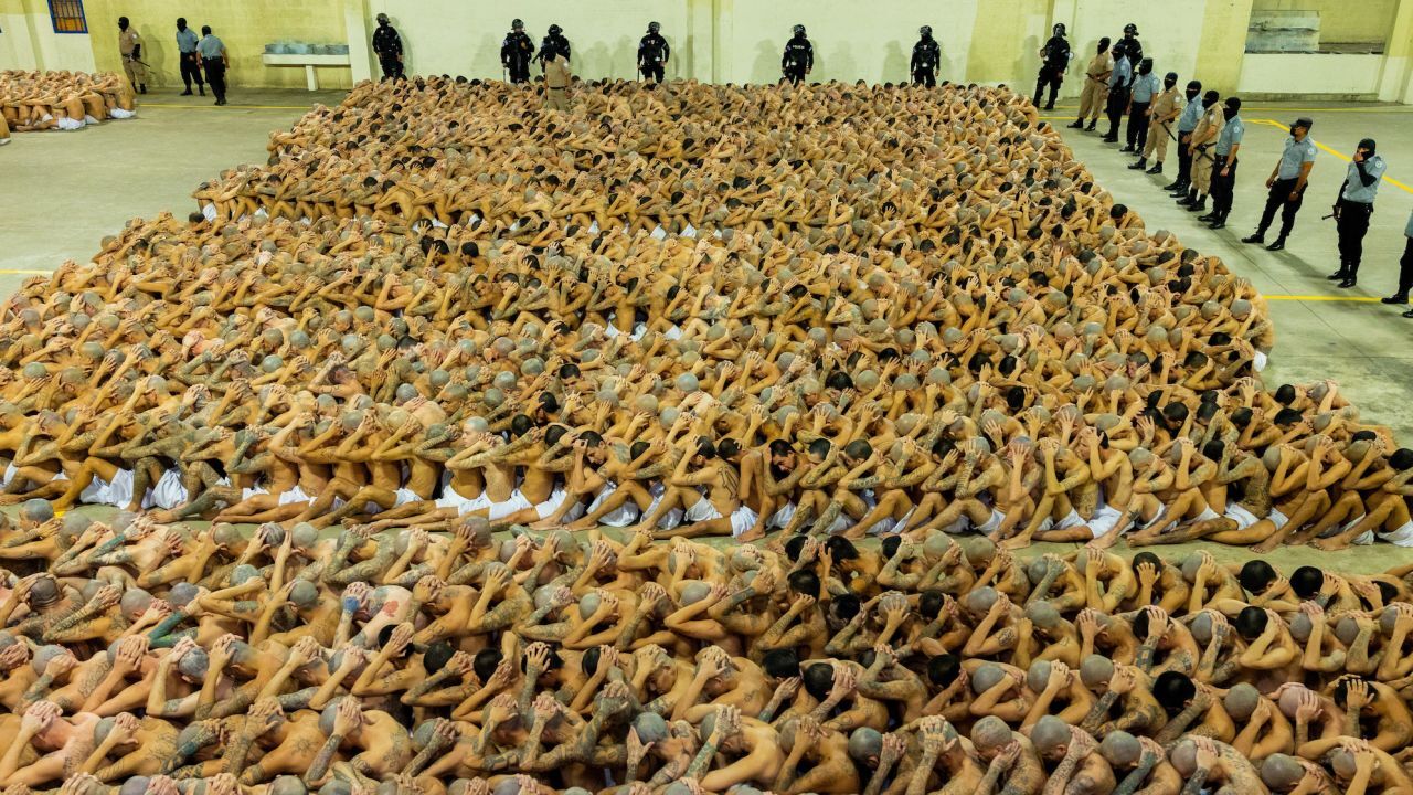 انتقال اولین گروه از زندانیان به «مگا زندان» السالوادور