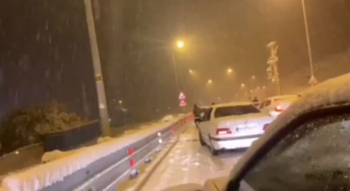 ترافیک سنگین و بارش برف در جاده چالوس