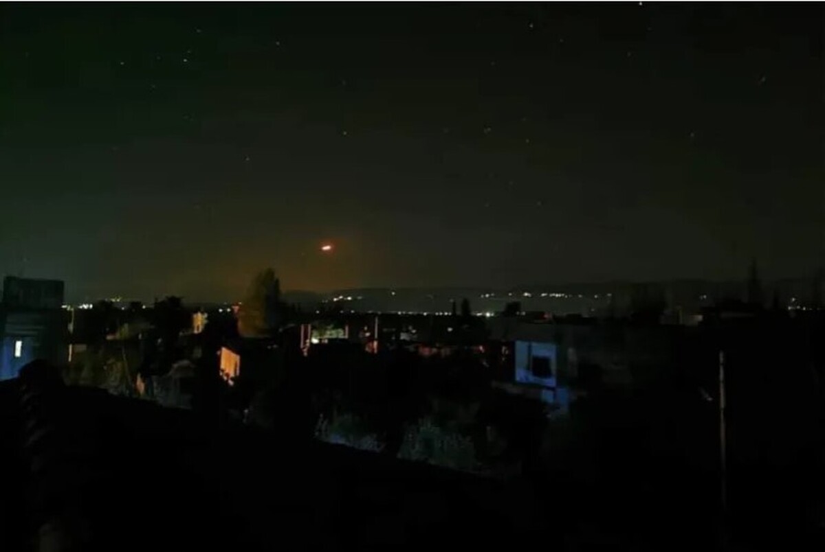 مقابله پدافند هوایی سوریه با حمله موشکی رژیم صهیونیستی به حمص