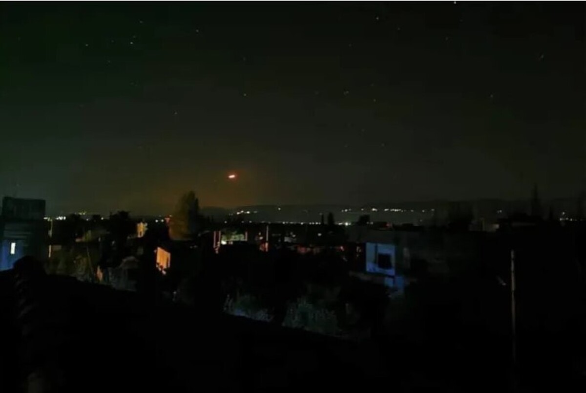 مقابله پدافند هوایی سوریه با حمله موشکی رژیم صهیونیستی به حمص