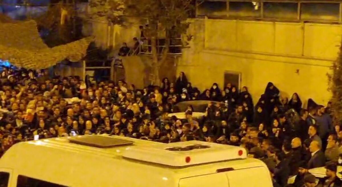 استقبال مردم تهران از پیکرهای مطهر ۲ شهید مدافع حرم در معراج شهدا