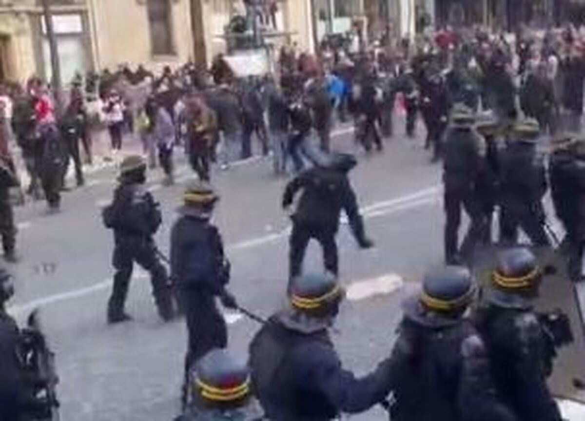 مجروح شدن معترضان فرانسوی در پی پرتاب بمب صوتی از سوی نیرو‌های پلیس