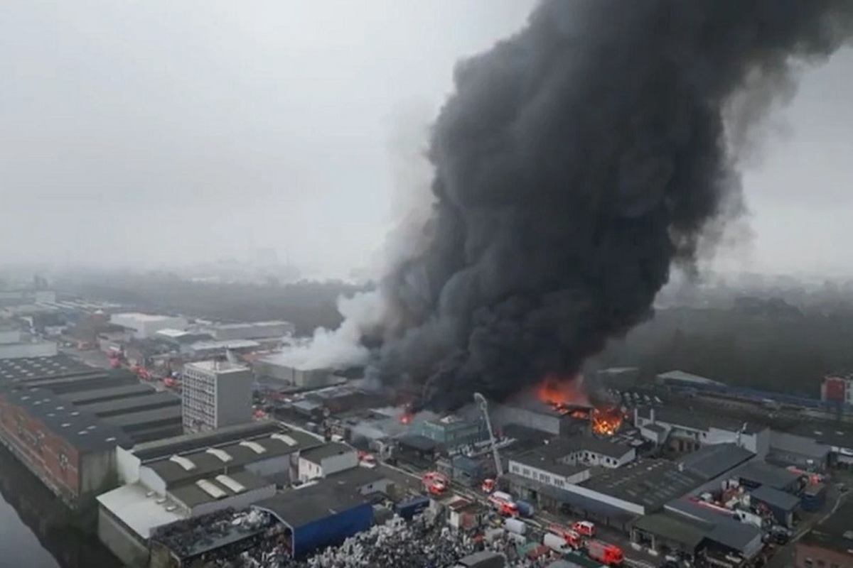 احتمال انتشار گازهای سمی در پی آتش‌سوزی در هامبورگ