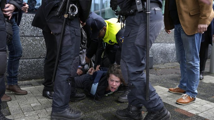 مواجهه مکرون با انتقاد گسترده در سفر به هلند