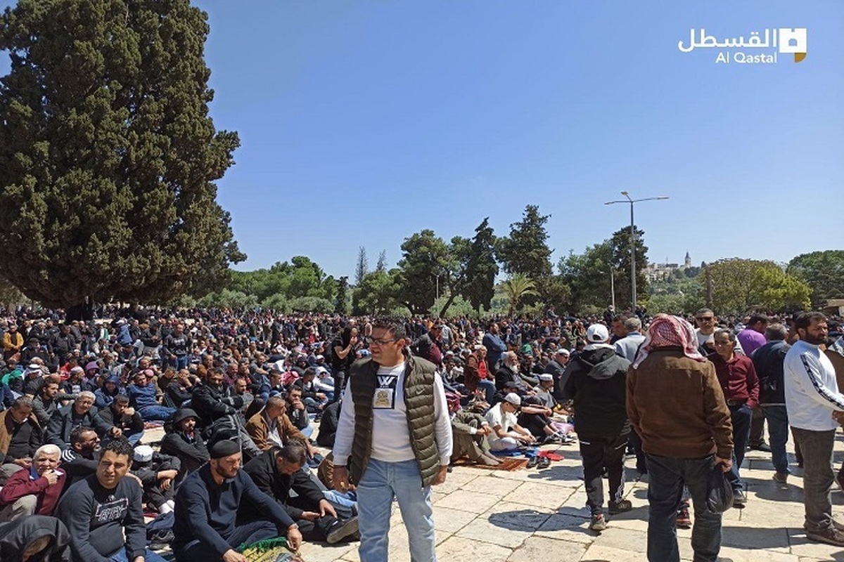 حضور گسترده فلسطینیان در مسجد الاقصی برای اقامه نماز